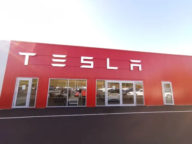 Útsýni yfir Tesla-bygginguna í Reykjavík með merktu skilti. Mynd tekin í október 2019.